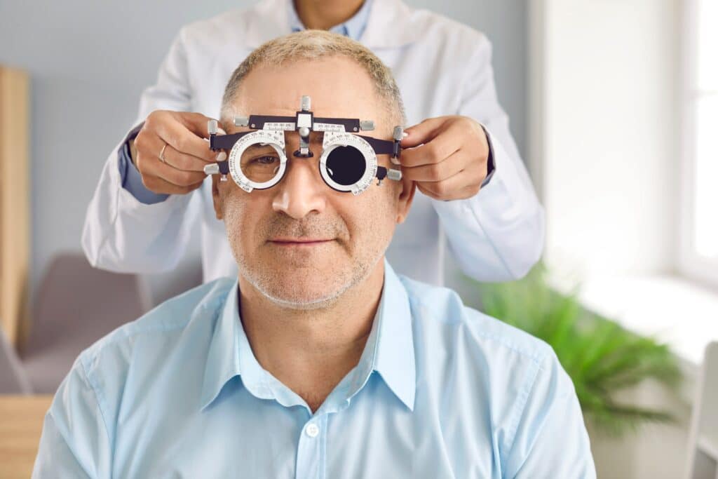 Optometryspecialistdoingeyetestduringcheckupconsultationvisitoptometrist - Visionmax Eye Centre Edmonton & Northern Alberta