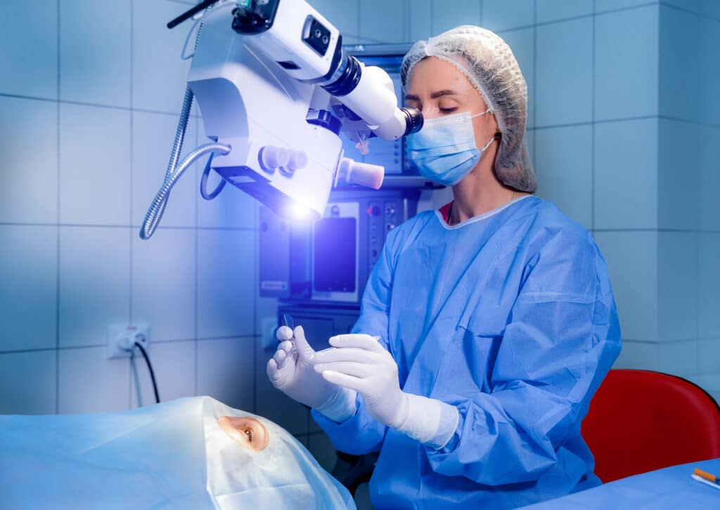 Eyesurgeryapatientandsurgeonintheoperatingroom - Visionmax Eye Centre Prk, Laser Eye Surgery Edmonton & Northern Alberta